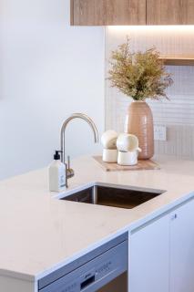 Zen Retreat Stylish 2BR Townhouse and Free Parking - 2