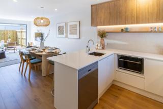 Zen Retreat Stylish 2BR Townhouse and Free Parking - 1