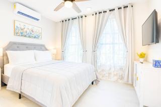 4BR Home w/ 2 Kitchens & 2 Living Rooms - 8