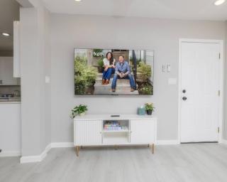 4BR Home w/ 2 Kitchens & 2 Living Rooms - 1