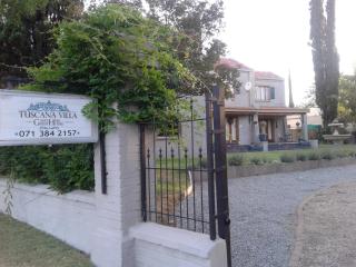 Tuscana Villa Guesthouse - 1