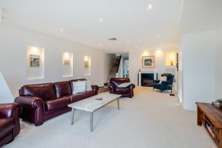 Relaxed Family Stay Walk to Beach - 9