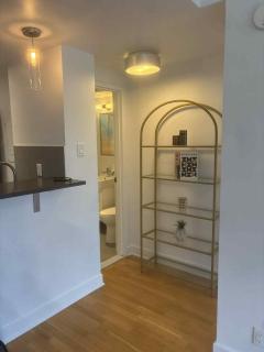 Cozy 1BDR in Prime location - Walk to Everything - 6