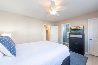 Sleeps 18 Dock Walk to Beach Balboa Fun Zone Dining Edgewater Place - 1