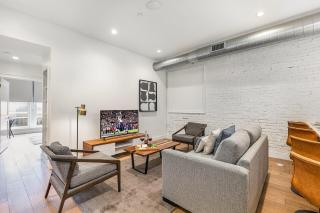 The Saddlery - Showroom - Walk to Broadway - 2