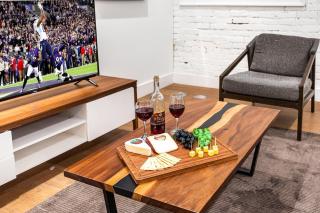 The Saddlery - Showroom - Walk to Broadway - 1