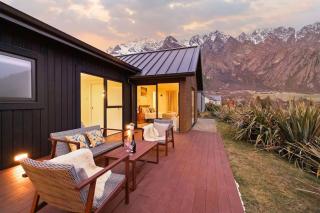 Modern Luxe Jacks Point Living - 7