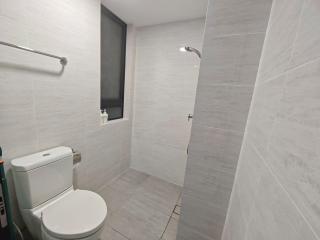 Baron Lake View Hikari Cozy 2BR Lake City MITEC - 4