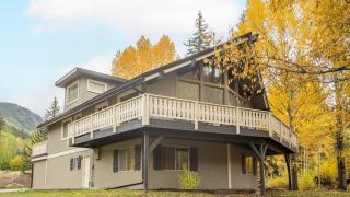 Bighorn by AvantStay Spacious Ski Cabin w Sprawling Porch Views Hot Tub - 8