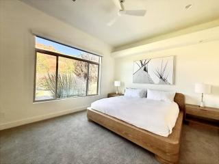 Upscale 2br-2ba home in Kanab with red rock views - 5