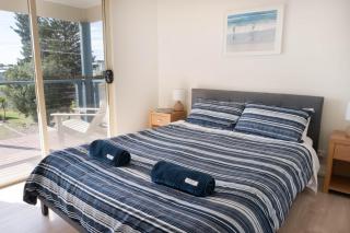 Two Blue Doors - All Linen Included - 3