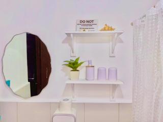 Minimalist studio with Luxury bed Good for 1-4pax High speed WiFi with Netflix Free Pool & Parking - 7