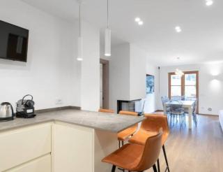 Elegant 3-Bedroom Retreat with Private Garden -Cortina - 9