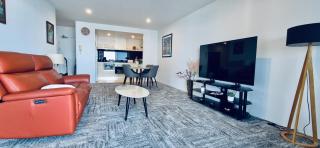 Ocean View Circle on Cavill Self-Contained 1,5 Bedroom Apartment - 1