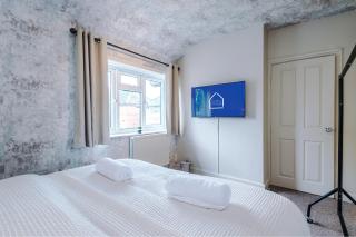 Spacious 3 Bed with Pac-Man, Darts and 2 Parking spaces - 2