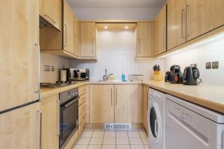 Spacious and central 2 bed 2 bath City apartment - 5