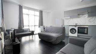 Spacious Barnet Flat in Tudor-Style Building - 3