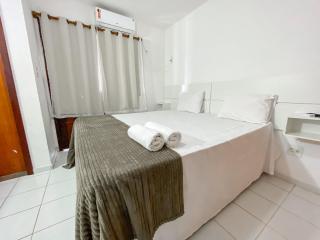 Casas no Residencial Mont Sinai com 2 ou 3 suítes (todas com ar), internet privativa 300MBPS a aproximadamento 250m da Praia de Taperapuã, condomínio com piscinas adulto e infantil, sauna, churrasqueiras e Segurança 24hrs. - 7