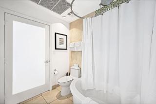 Stylish Studio in South Beach with Ocean Views - 9