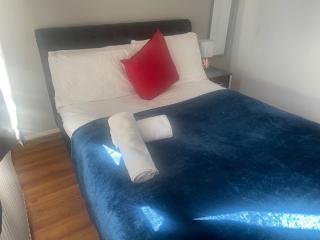 Apartment - Sleeps 4 & On-site Parking - 4