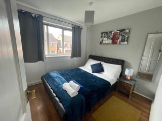 Apartment - Sleeps 4 & On-site Parking - 5