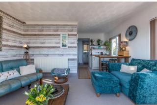 1 Bed Flat - Sleeps 2 - Pets - Balcony - Parking - 3