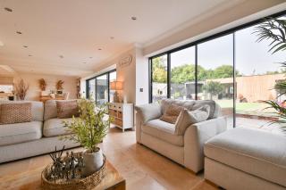 Modern 5-Bed Retreat with Parking - 4