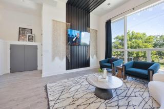 LUXE-Elevate-Modern Luxury-Stunning City Views - 8