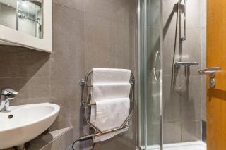 NEW! Fulham 1-bed Apartment with Patio - 1