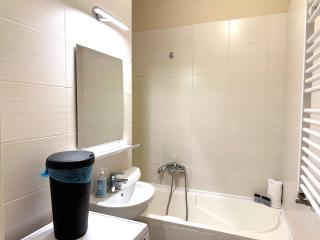 Prime Stay - Modern 2 Bedroom Family Apartment with Terrace - 3