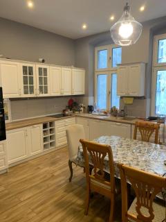 3 Bedroom Spacious Cozy Apartment in Center - 8