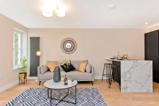 Stylish 2 Bed City Centre Apartment with Parking - 0