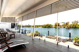 Surfers Paradise Escape Heated Pool - 9