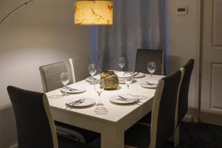Home for up to 7 Contractors with Fast WiFi, Kitchen, & Free Parking near Rotherham Centre, M1 & M18 - 4