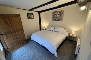 Apartment - Sleeps 2 - Parking - WiFi - 8