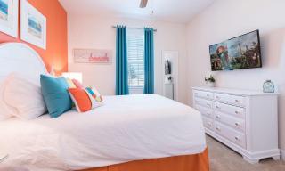 Airy 8 Bdrm Retreat with Water Park Views in Encore - 6