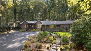 Dahlia House, 5 BDRM, Walk to town - 0