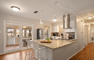 Charming 4BR Lakefront Getaway - 4