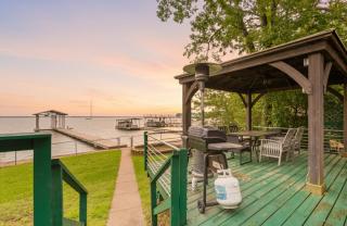 Charming 4BR Lakefront Getaway - 6