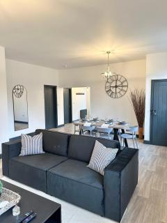 The Chatsworth Sleeps 6 King Size Beds - 4