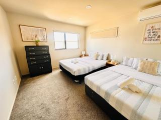 Modern Family Retreat Near Auckland City & Airport - 9