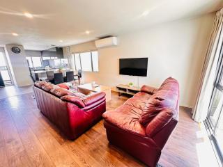 Modern Family Retreat Near Auckland City & Airport - 3