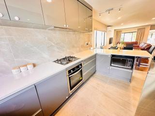Modern Family Retreat Near Auckland City & Airport - 2