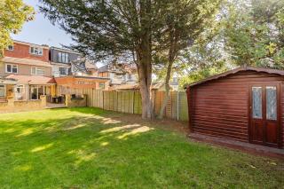 Stylish 2 Bedroom House Wembley - 6