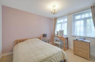 Spacious Flat With Free Parking Near Heathrow Airport - 2