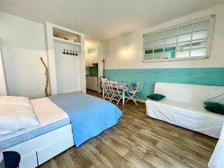 Bright and colorful studio with sea view - 4