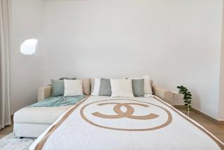 Canal-view 1br Balcony Pool Near F1 & Parks - 9