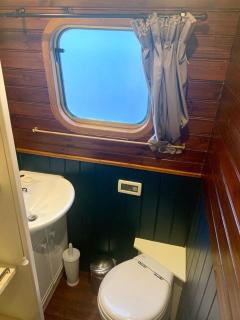2 bedroom narrowboat, max 4 guests - 6