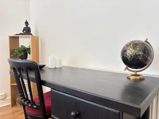4 Beds-Sleeps 8-Central-Office Space - 6