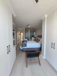 Salty Goose - 2BD APT Sea & Lagoon Views - 0